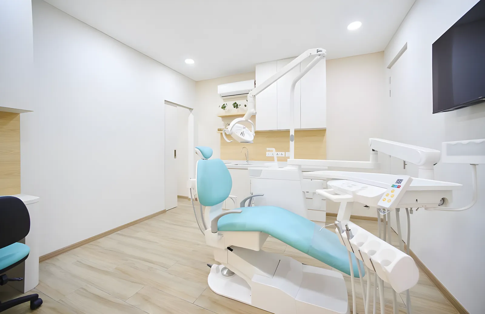 A treatment room at Ooi Dental Taman Lagenda