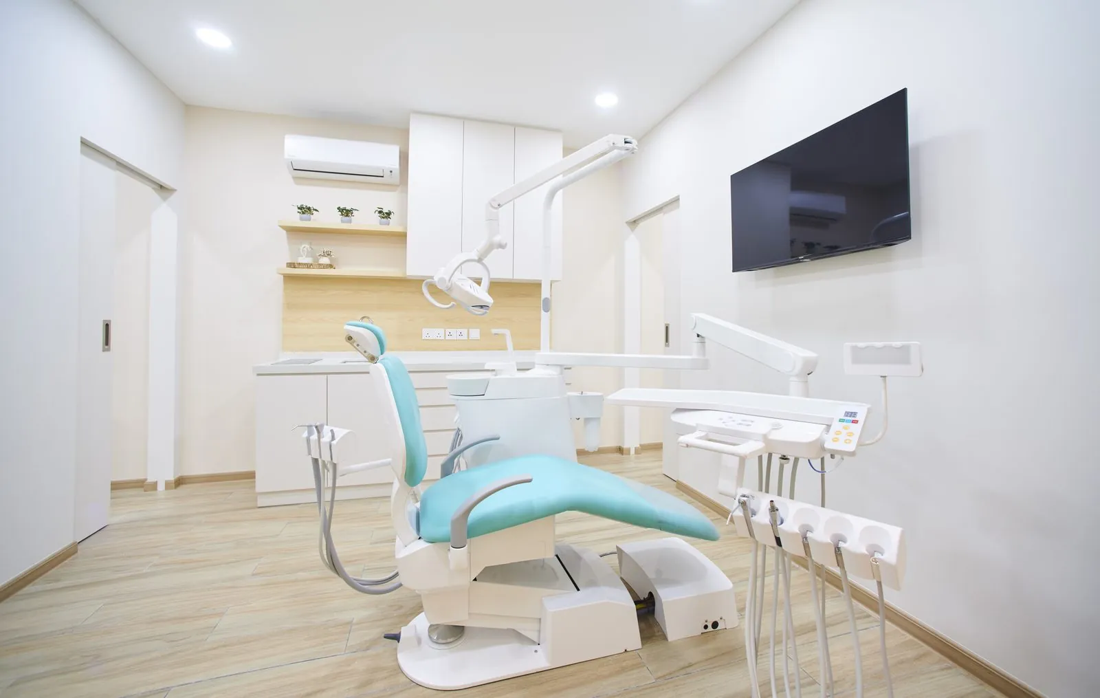 A treatment room at Ooi Dental Taman Lagenda